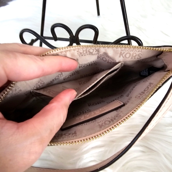 🆑️ MICHAEL Michael Kors Pale Pink Wristlet Golden Metal Hardware Patent Leather - Picture 11 of 17